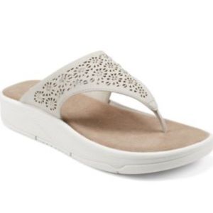 Easy Spirit Size 9.5
New In Box